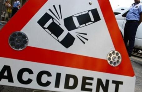 Trei persoane rănite şi mai multe bunuri distruse, într-un accident rutier 