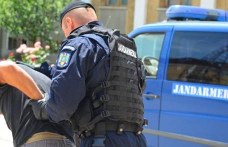 Femeie scoasă de jandarmi din mâinile concubinului