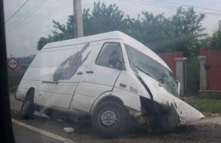 Accident! Un microbuz s-a izbit de un cap de pod