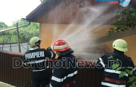 Incendiu izbucnit în curtea unei gospodării din Pădureni. Pompierii dorohoieni au prevenit extinderea acestuia - FOTO