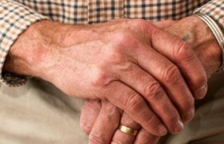 Test de sănătate. Ciupește pielea din dosul palmei. Ce înseamnă dacă revine repede la normal