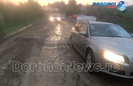 Primim la redacție – Mașină rămasă suspendată într-o gaură pe strada Horia din Dorohoi – FOTO