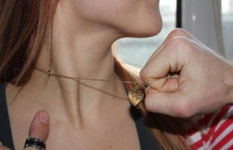 Tâlhărie în plină stradă: Tânăr reținut după ce i-a furat unei femei lănţişorul de aur de la gât