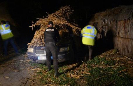 Mașină burdușită cu țigări de contrabandă descoperită de polițiștii de frontieră ascunsă sub nişte coceni de porumb - FOTO