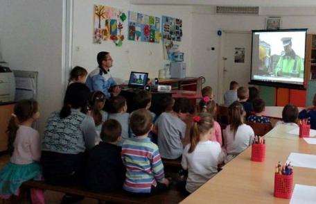 Activităţi preventive ale poliţiştilor rutieri în săptămâna prevenirii criminalităţii - FOTO