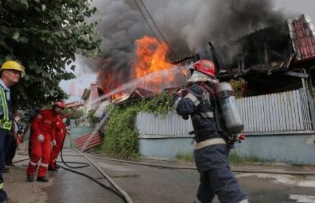 Patru gospodării cuprinse de flăcări în prima zi de Rusalii. 40 de pompieri şi voluntari din Botoșani s-au luptat cu focul