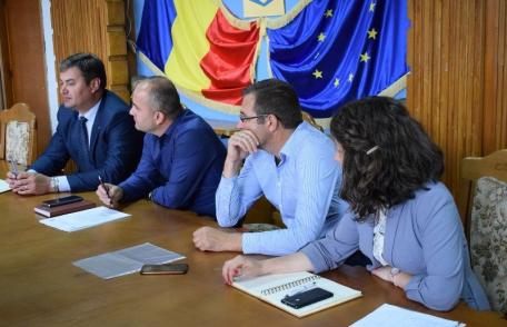 Instituţia Prefectului, chemată să medieze un conflict între fermieri şi un medic veterinar - FOTO