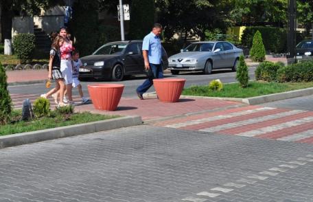 Dorohoi: Primăria nevoită să amplaseze ghivece la trecerile de pietoni de pe Bulevardul Victoriei