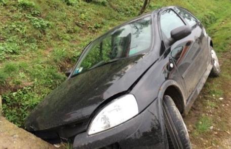 Accident cu o victimă după ce o mașina a derapat și a intrat într-un podeț