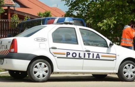 Inconștiență! S-a urcat la volan beat criță și s-a oprit într-un sâlp, pe strada Ștefan Airinei din Dorohoi