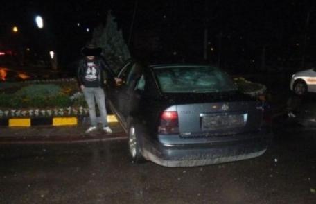 Băut la volan, s-a urcat cu mașina pe scuarul sensului giratoriu!