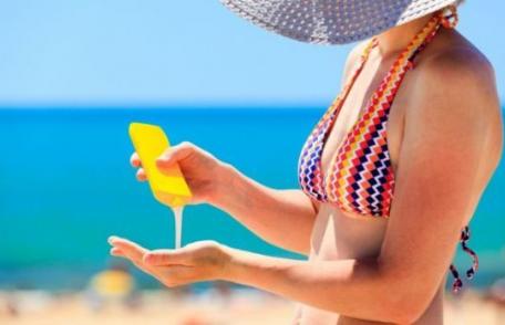 Studiu: nu soarele cauzează cancer, ci loţiunile de plajă