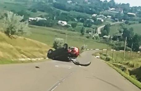 Mașină răsturnată, roți sărite, șofer rănit... Neatenția la volan duce la accidente!