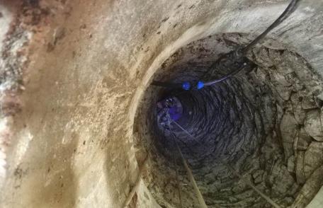 La un pas de tragedie. S-a urcat pe fântână să culeagă vișine și a alunecat în gol