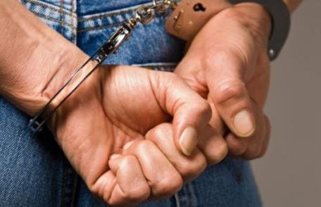 Doi tineri s-au ales cu dosar penal după ce au devastat un bar