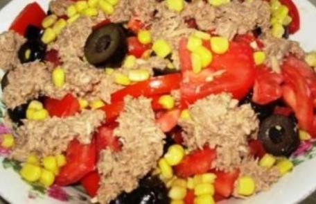Salată de ton cu roşii şi măsline