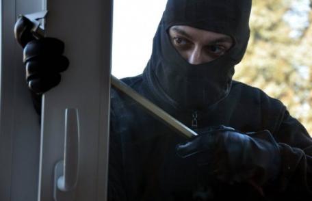 Tinerii din jaful „ca în filme” cu prejudiciu de 80 de lei arestați preventiv pentru 30 de zile