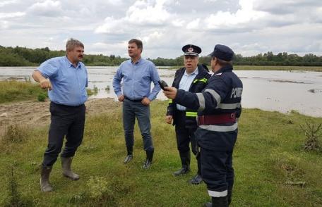 Localităţile aflate pe malul Prutului, vizitate de prefect - FOTO