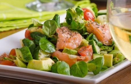 Salată cu ciuperci și somon