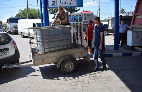 Unităţile administrativ-teritoriale afectate de inundaţii şi-au preluat combustibilul pentru reparaţiile de urgenţă - FOTO