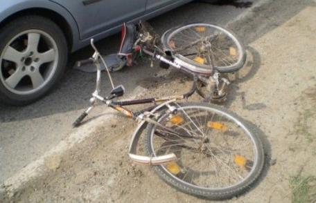 Accident ca-n filme la Broscăuţi: a deschis portiera și a accidentat grav un biciclist