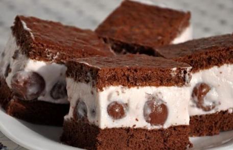 Prăjitură ușoară cu iaurt, frișcă și cireșe