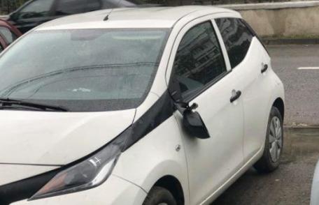 Patru mașini cu oglinzile rupte, pagube de 7.000 de lei. Autorul a fost reținut