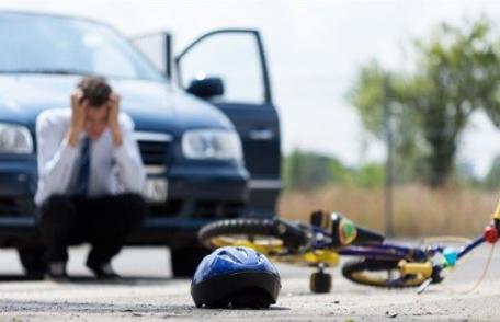 ACCIDENT: Copil lovit de maşină în timp ce traversa strada pe bicicletă