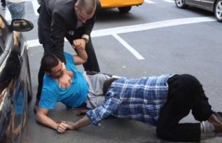 Doi huligani „înfierbântați” au ajuns să se „răcorească” cu cătusșe la mâini