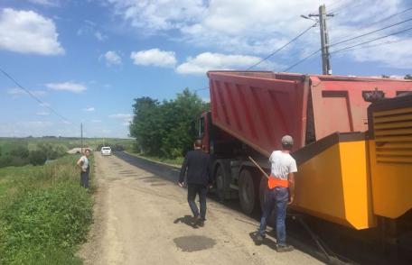 Au fost reluate lucrările de asfaltare pe drumurile județene - FOTO
