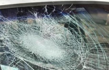 Doi tineri de 21 de ani cercetați după ce au distrus parbrizul unui autoturism parcat