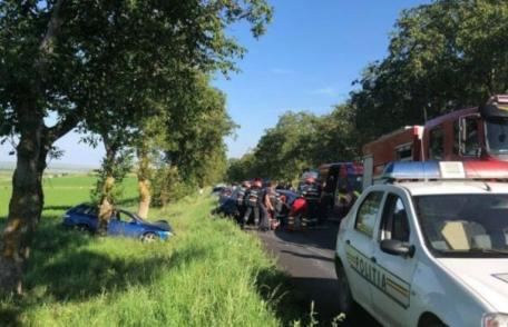 A produs un accident, apoi și-a văzut de drum. În urmă au rămas trei mașini avariate și două victime