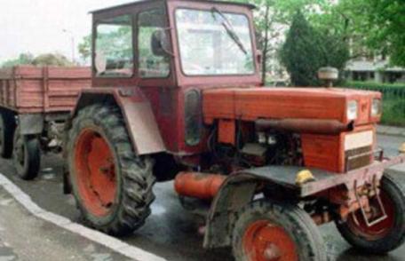 Aventură terminată cu dosar penal! Bărbat prins fără permis la volanul unui tractor cu remorcă neînmatriculată