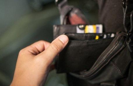 Tânăr arestat după ce a fost surprins încercând să sustragă bunuri din geanta unei femei
