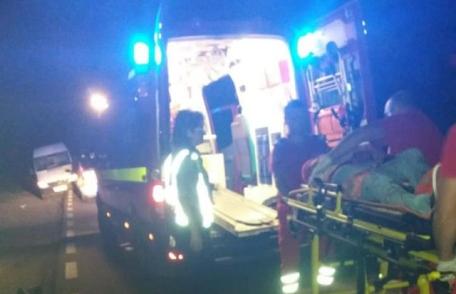 Bărbat rănit după ce a intrat cu motocicleta într-o vacă aflată pe un drum național