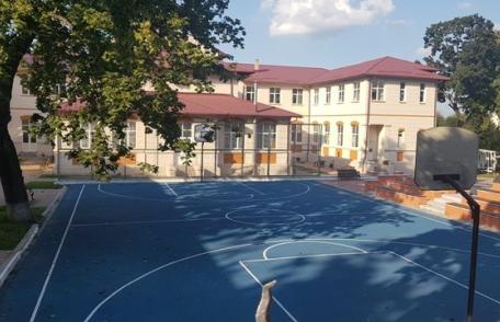 Primim la redacție – Terenul de baschet de la CN „Grigore Ghica” imposibil de folosit de către tineri – FOTO