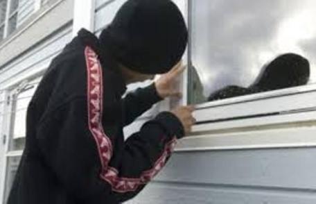 Tineri reținuți pentru furt din incinta a patru societăți comerciale