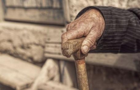 Bătrân bătut și tâlhărit pentru 80 de lei și 6 litri de rachiu