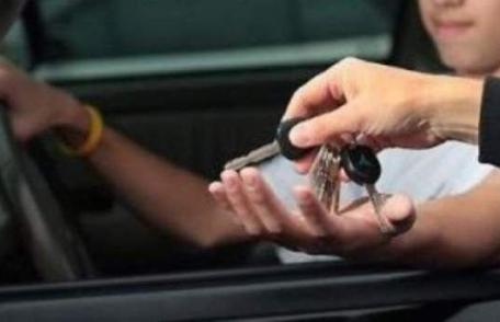 Plimbare cu iz penal: Un adolescent de 17 ani, prins la volan fără permis, pe o stradă din Dorohoi!