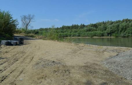 Aproximativ 11.000 pachete cu ţigări transportate cu o barcă pneumatică peste râul Prut
