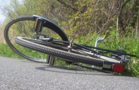 Fază de cascadorii râsului la Pomârla! Doi biciclişti s-au tamponat în trafic