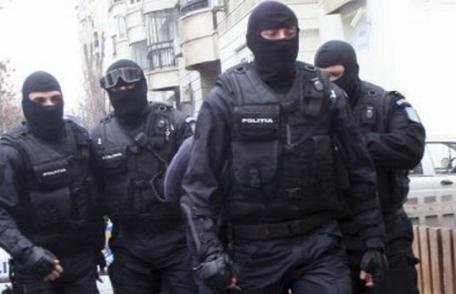 Percheziţii ale poliţiştilor specializaţi în combaterea criminalităţii organizate