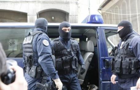 Percheziții la locuințele a două femei acuzate de contracte false, din care au obținut sute de mii de euro