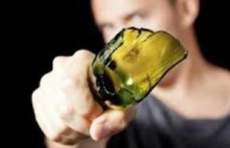 Bărbat reţinut după ce a tăiat cu o sticlă două persoane aflate într-un bar