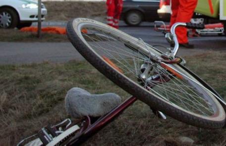 Băutura a băgat în spital un biciclist! Bărbatul, abțiguit bine, s-a dezechilibrat și a căzut! Omul a fost preluat de o ambulanță