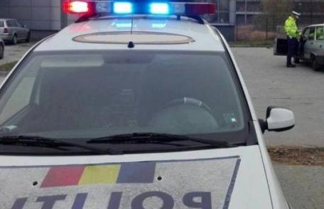 Tânăr din Bucecea fără permis de conducere, reținut după ce a condus o mașină cu numere false și a lovit mai multe indicatoare rutiere
