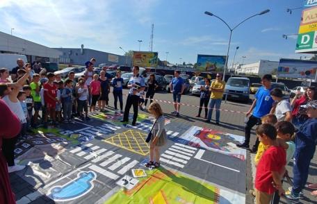 Copiii din Dorohoi au luat lecții de circulație în parcarea magazinului Lidl - Verde la educaţie pentru circulaţie - FOTO