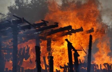 Tânăr de 21 de ani cercetat după ce a dat foc intenţionat la o gospodărie