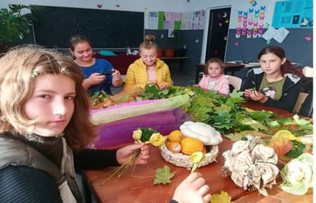 „PE TĂRÂMUL TOAMNEI” activitate în cadrul săptămânii Școala Altfel la Școala Gimnazială nr. 4 Fundu-Herții - FOTO