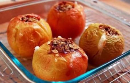 Mere coapte cu fructe şi nuci